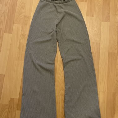Pantaloni grigi a zampa