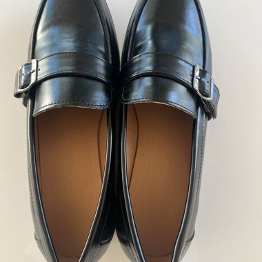 Schwarze Loafer mit Schnalle
