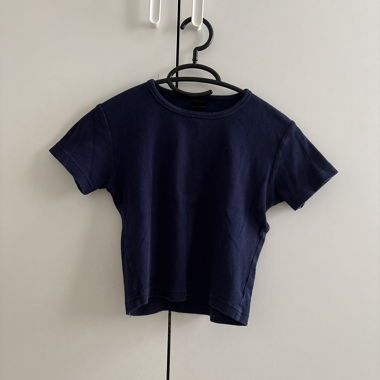 Marineblaues, geripptes T-Shirt