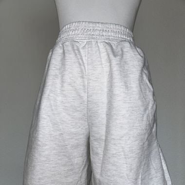 Graue Shorts