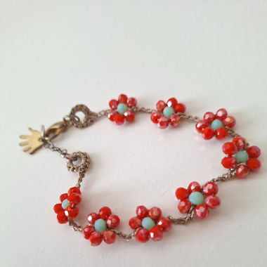 Bracelet avec des perles entrelacées