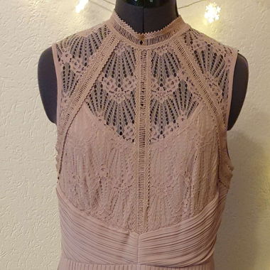 Abendkleid mit Spitzendetails