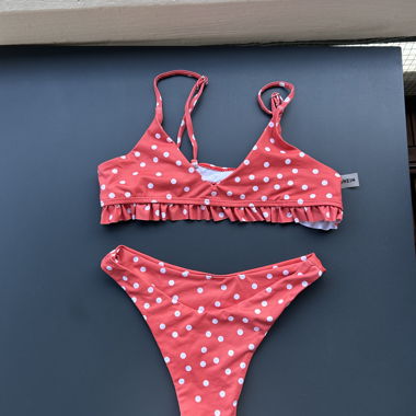 Rot gepunkteter Bikini