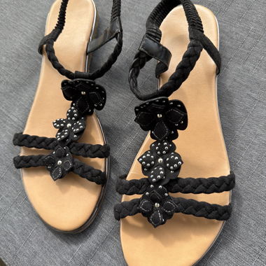 Sandali neri con fiori