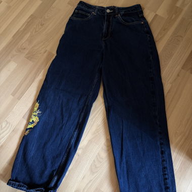 Jeans scuri con ricamo di drago