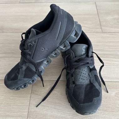 Baskets noires On Cloud, UE 37.5