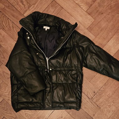 Schwarze Kunstleder Daunenjacke