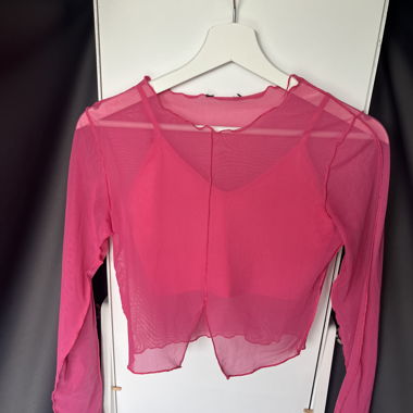Set crop top rosa e maglia a maniche lunghe in mesh