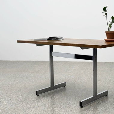 Tisch mit Massivholzplatte und verchromtem Gestell