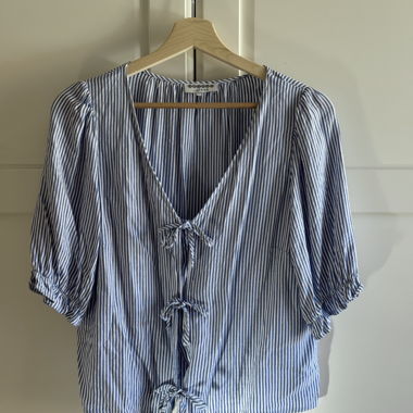 Blusa Bonobo a righe con nodi sul davanti L