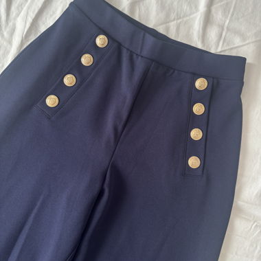 Pantaloni da completo blu navy con bottoni dorati
