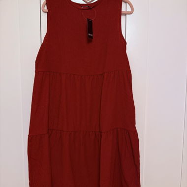 Sleeveless gathered red dress