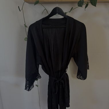 Kimono noir en dentelle