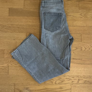 Graue Jeans