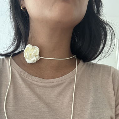 Flower tie necklace
