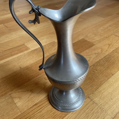 Metallkrug-Vase in grau