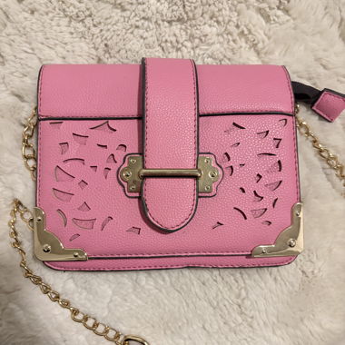 Pinke Umhaengetasche mit Kette