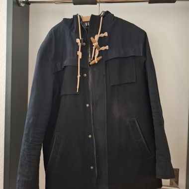 Veste à capuche sombre