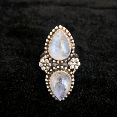 Anello con fiori in pietra di luna