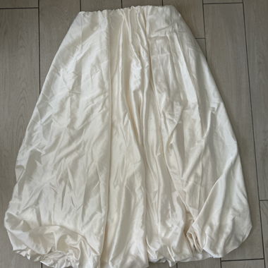 White satin balloon-effect skirt