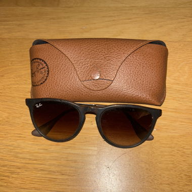 Lunettes de soleil Ray-Ban avec étui