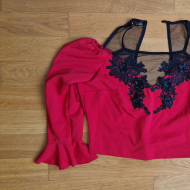 Haut rouge fleural 