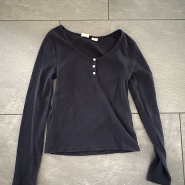 Maglia a maniche lunghe blu con patta di bottoni