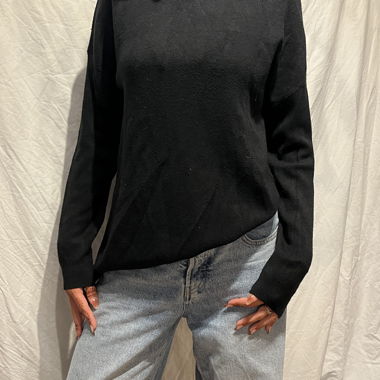 Maglione nero a collo alto a maglia fitta