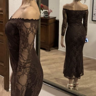 Robe en dentelle marron épaules dénudées