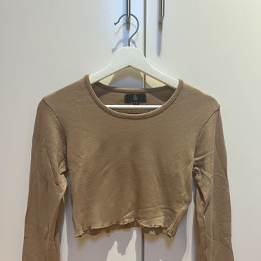 Beige cropped pullover 