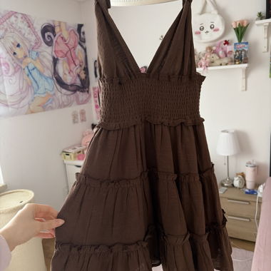 Vestito marrone con spalline e volant