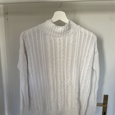 Weißer Strickpullover mit Rollkragen