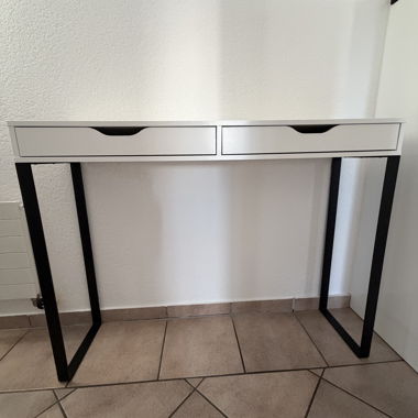Weisse Konsole mit 2 Schubladen