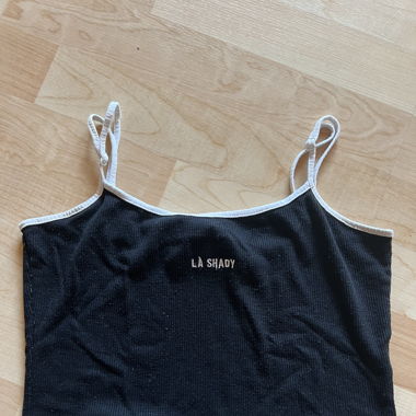 Schwarzes Top mit weisser Aufschrift