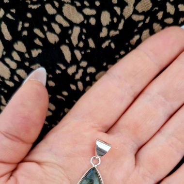 Pendentif en labradorite / Labradorite pendant