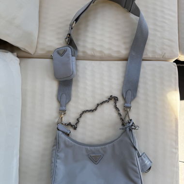Borsa a tracolla Prada in re-nylon