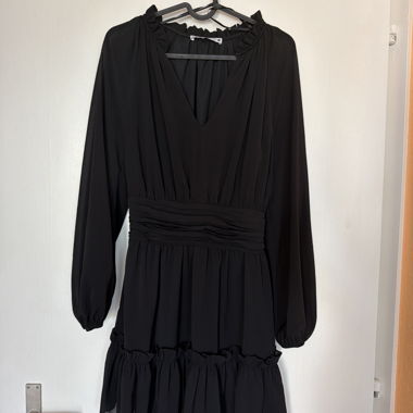 Schwarzes Langarmkleid