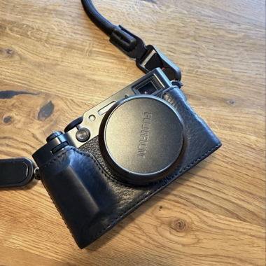 Fujifilm X100V mit Ladegerät