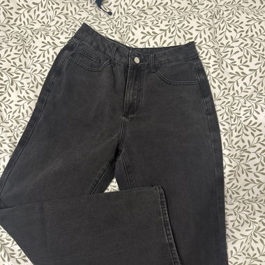 Deux jeans noir style mom avec lacet 