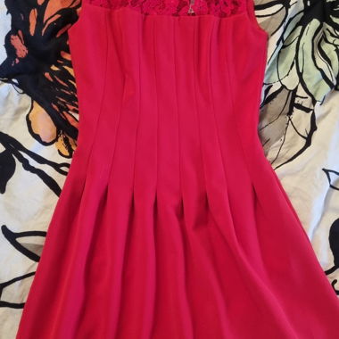 Abito rosso con pizzo