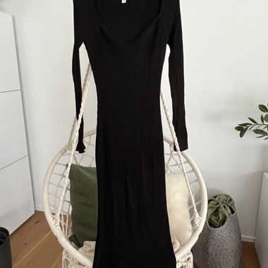 Robe noire en maille côtelée