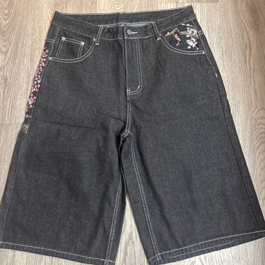 Shorts in denim scuro Y2K con ricamo di fiori di ciliegio