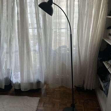 Verstellbarer schwarzer Stehlampadaire