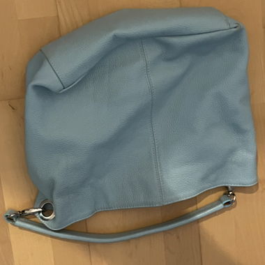 Hellblaue Handtasche