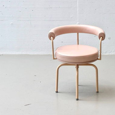 LC7 Cassina Drehsessel in einem zarten Rosa