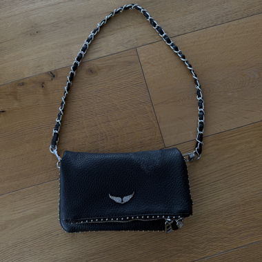 Borsa a tracolla nera con tracolla a catena