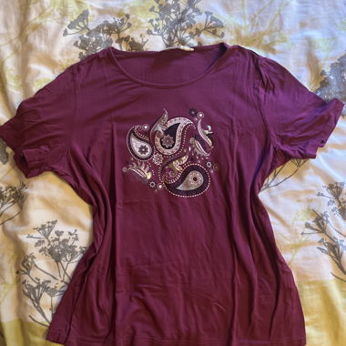 Burgundy short-sleeve printed t-shirt