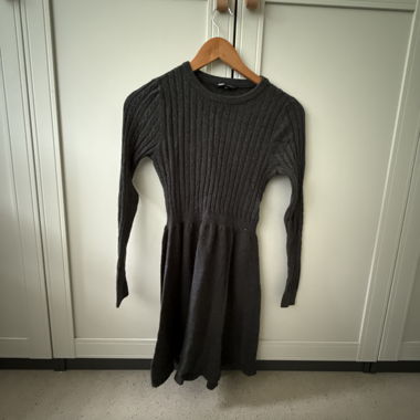 Robe en maille noire avec une légère teinte verte
