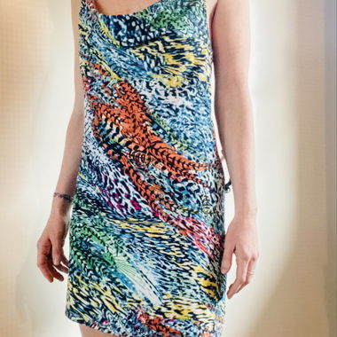 Robe à bretelles colorée avec encolure cascade