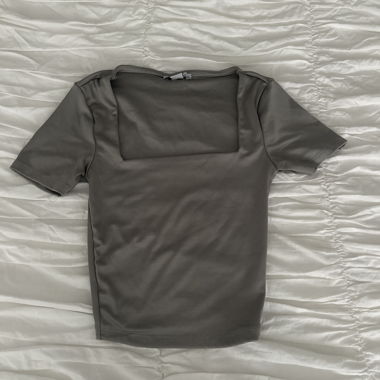 Top moulant – kaki avec encolure carrée